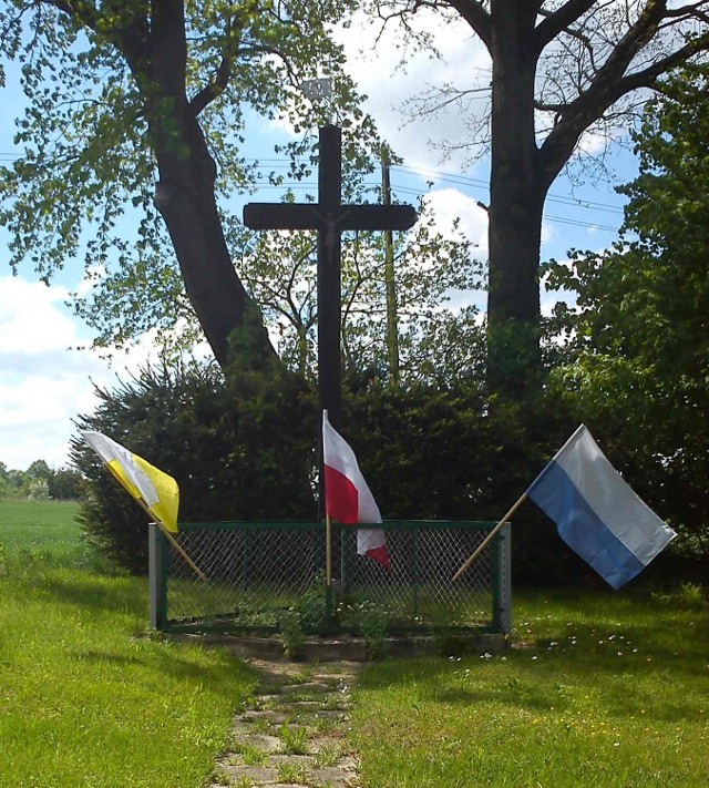 Ten krzyż w Pierzchowicach upamiętnia zmarłych podczas dawnej epidemii cholery