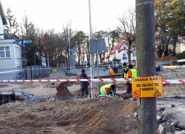 Podczas prac remontowych na skrzyżowaniu ulic Mickiewicza i Darłowskiej wyciekł gaz. Teren szybko został zabezpieczony przez pogotowie gazowe.