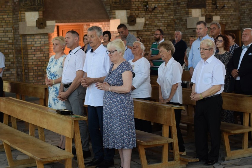 Małżeńskie jubileusze w parafii św. Stanisława Kostki w Rypinie. Tak wyglądały uroczystości [zdjęcia]