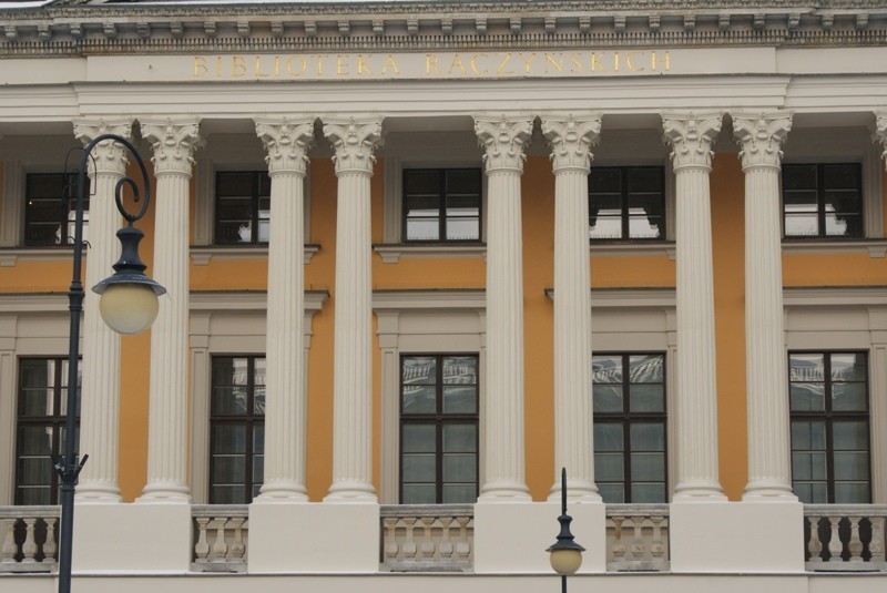 Poznań: Biblioteka Raczyńskich ma nowy kolor fasady! [ZDJĘCIA]