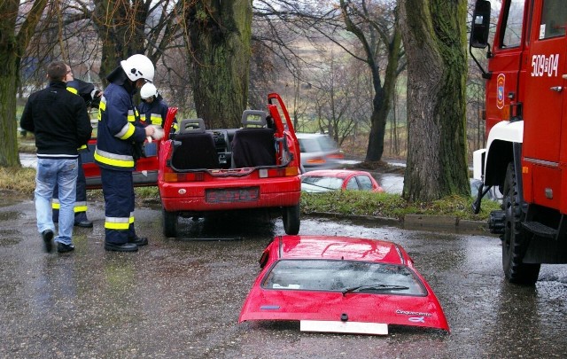 Strażacy z OSP Chrzypsko Wielkie korzystają z zestawu hydraulicznego użyczonego od PSP Międzychód.