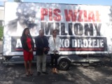Billboardy z Jarosławem Kaczyńskim przyjechały do Kalisza. Akcję promował były senator PO Witold Sitarz