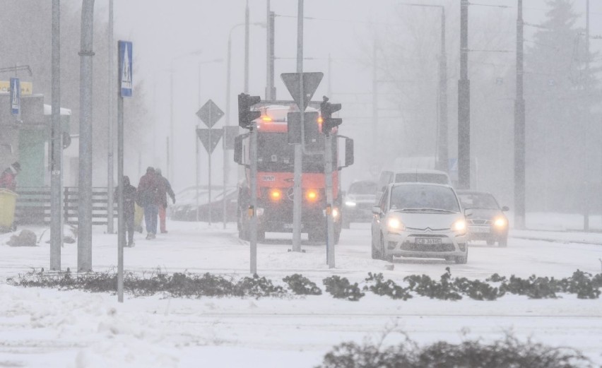 Ulice Bydgoszczy po dużych opadach śniegu w poniedziałek 8...