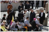 Papież Franciszek zdjął z głowy piuskę i przekazał delegacji hospicjum z Wałbrzycha