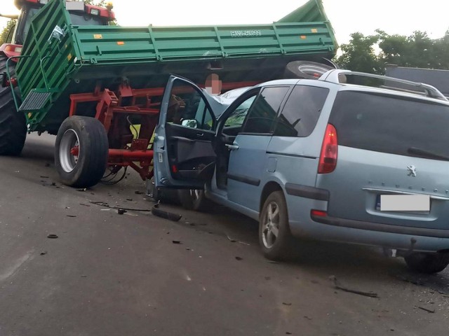 Wypadek w Borucinie. Peugeot wbił się w przyczepę rolniczą! Zobacz zdjęcia!