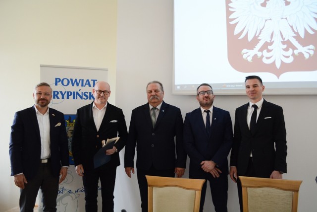 Od lewej: starosta Jarosław Sochacki, radny Marek Błaszkiewicz, przewodniczący rady Krzysztof Cegłowski oraz wiceprzewodniczący – Ziemowit Kłosowski i Maciej  Grzybowski