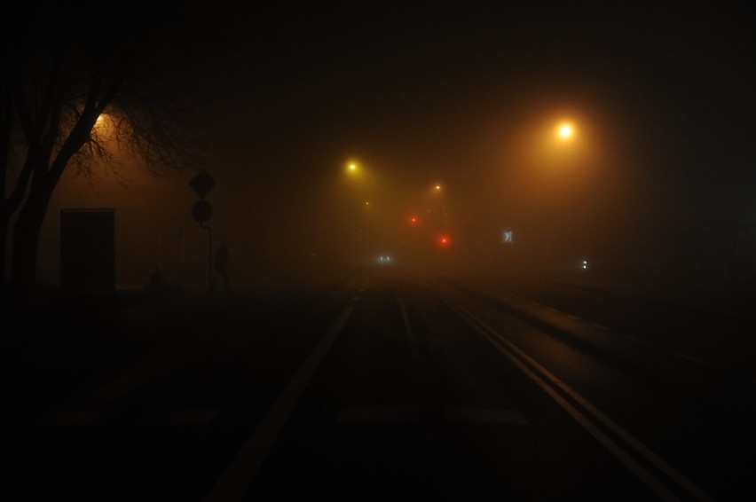 Śrem: mgła zasnuła miasto. "Mleko" na drogach [ZDJĘCIA]