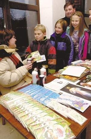 Wierni z łódzkiej parafii św. Faustyny kupują opłatki w kościele