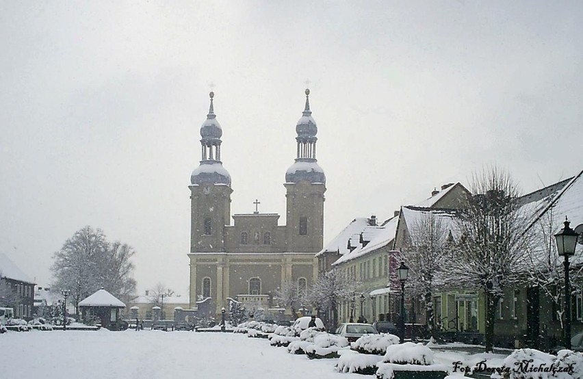 Zbąszyń - Rynek, głębi kościół parafialny.