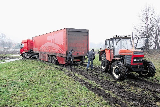 Tir wyładowany kurierskimi przesyłkami ugrzązł w polu na wiele godzin.