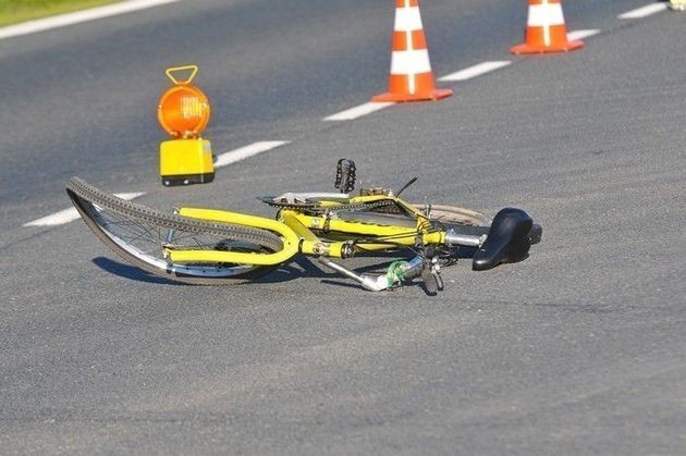 Mężczyzna po upadku z roweru doznał obrażeń głowy