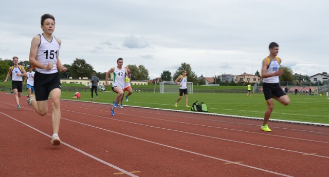 Polanik Cup na stadionie Concordii w Piotrkowie. W mityngu lekkoatletycznym wzięło udział ponad 100 młodych zawodników.