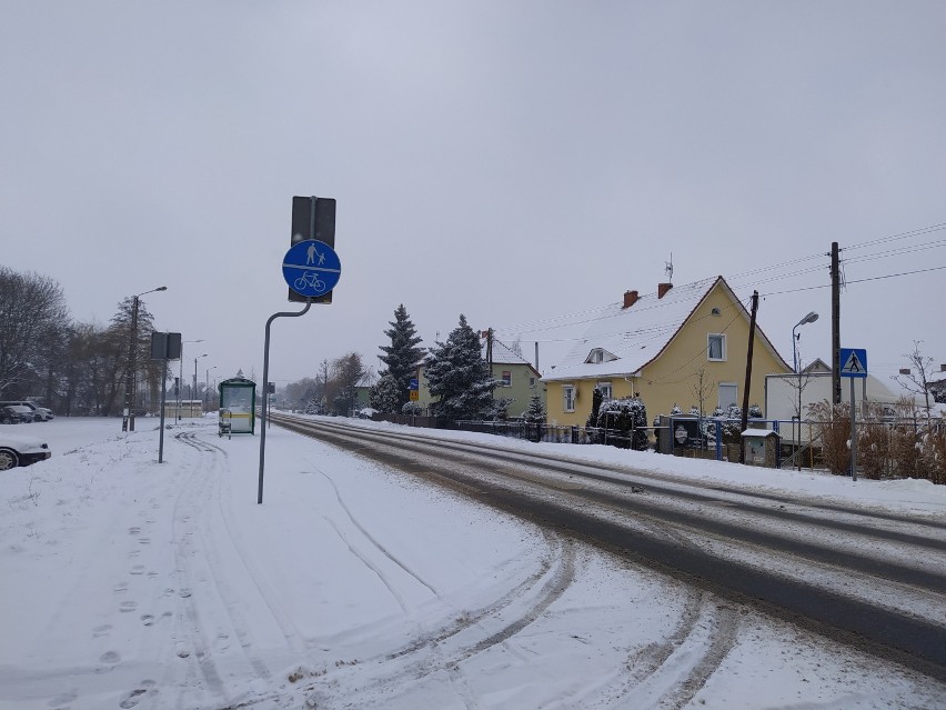 Atak zimy. Powiat zasypany śniegiem. Jak wygląda sytuacja na drogach? 