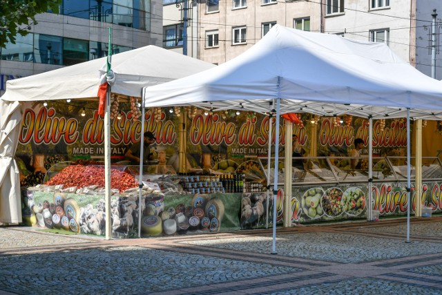 12 sierpnia na placu przy ul. Szewskiej  przy Kościele Św. Marii Magdaleny we Wrocławiu rozpoczął się Jarmark Produktów Włoskich "Fiere del Gusto & Buon Gusto".
 
Stoiska wypełnione dobrej jakości towarem z różnych regionów Włoch pzygotowali dla nas rodowici Sycylijczycy. Jak najbardziej więc będzie można się targować i przy okazji podszkolić język włoski!

Na jarmarku można degustować i kupić m.in.: włoskie salami, szynkę parmeńską, makarony, mortadele, panchetta, bresaola, ciastka na bazie pasty migdalowej, cannoli, pesto pistacjowe, marcepan, miody, nugat, owoce suszone i kandyzowane, sery z Toskanii  i okolic, parmeggiano reggiano, mozzarella, sery z truflami, oliwki, suszone pomidory, karczochy, przyprawy, oliwa z oliwek, sery z Sycylii i Sardynii, pecorino, ricotta, anchois. 

Jarmark potrwa do 25 sierpnia br.

Plac przy kościele Św. Marii Magdaleny
ul. Szewska 10
50-122 Wrocław