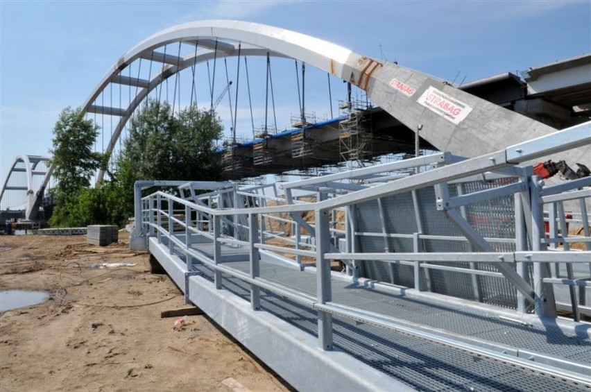 Budowa nowego mostu w Toruniu w lipcu 2013 r. Najbardziej...