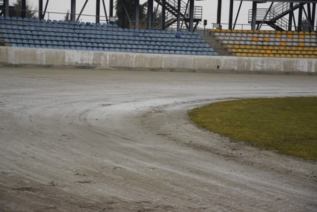 Przed każdym sezonem kluby żużlowe muszą poprawić infrastrukturę swoich stadionów.