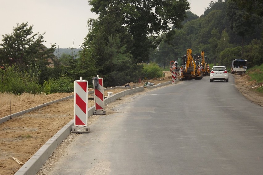 W Antoniewie trwa budowa chodnika wraz z towarzyszącą mu infrastrukturą