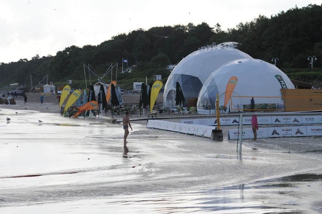 Sztorm zalał część wschodniej plaży w Ustce