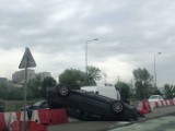 Wypadek w Poznaniu. Na Gdyńskiej zderzyły się dwa samochody. Jedno auto dachowało [ZDJĘCIA]