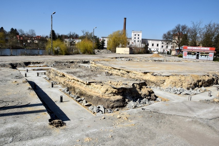 Koronawirus zatrzymał budowę galerii handlowej w Kazimierzy Wielkiej. Co będzie dalej?