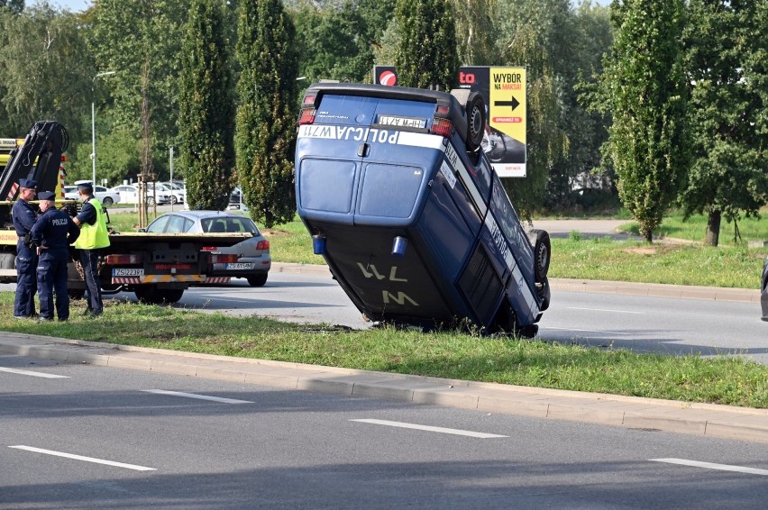 Dachowanie radiowozu na ul. Struga w Szczecinie