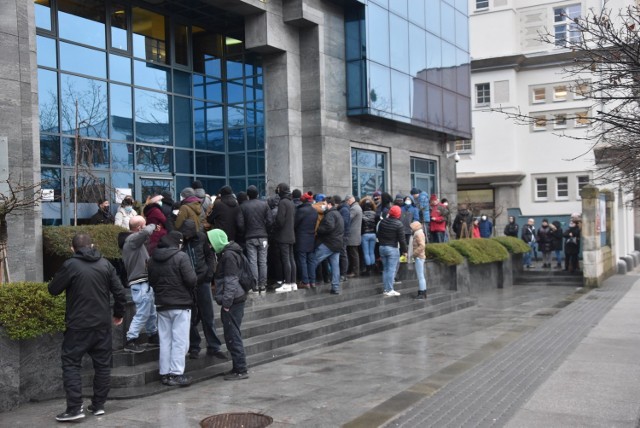 Największe emocje zapanowały w środę, chwilę przed godziną 8 rano, czyli godziną otwarcia banku. Przed wejściem panował ścisk, każdy pilnował swojego miejsca w kolejce, ale obyło się bez incydentów. Nad bezpieczeństwem czuwał patrol policji.