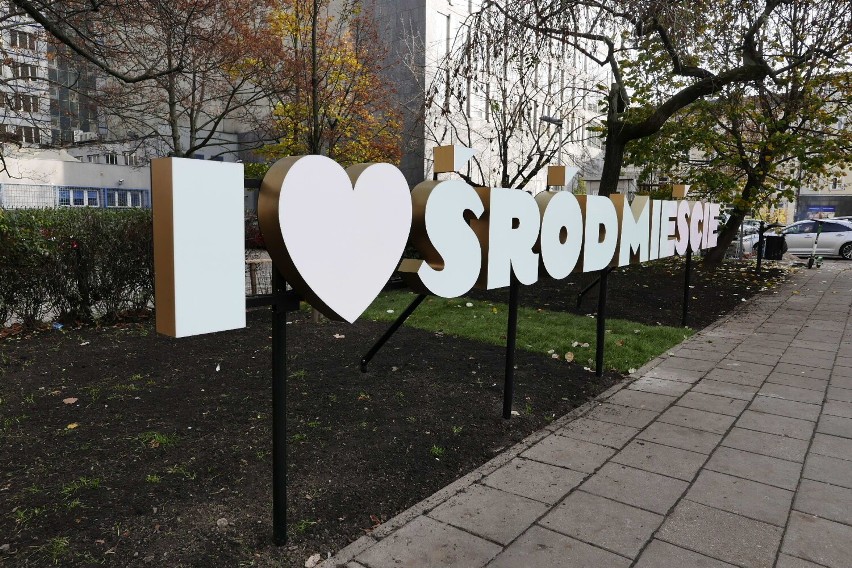 Napis "Kocham Śródmieście" stanął przed urzędem dzielnicy. Podświetlana instalacja bada jakość powietrza