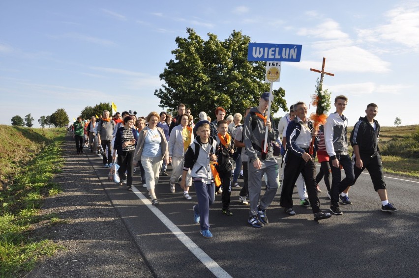 Wieluńscy pielgrzymki na wysokości Pątnowa