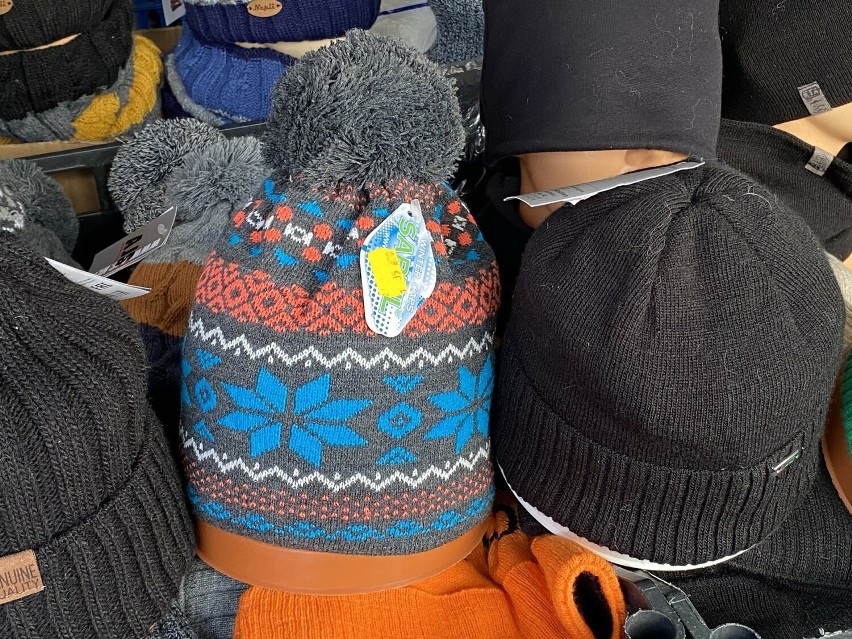 Duży wybór zimowych czapek, rękawiczek i ciepłych skarpet na kieleckich bazarach. Tutaj ubierzesz się na zimę!