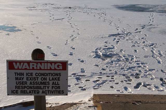 Źródło: http://commons.wikimedia.org/wiki/File:Frozen_lake_warning_sign_3599.jpg