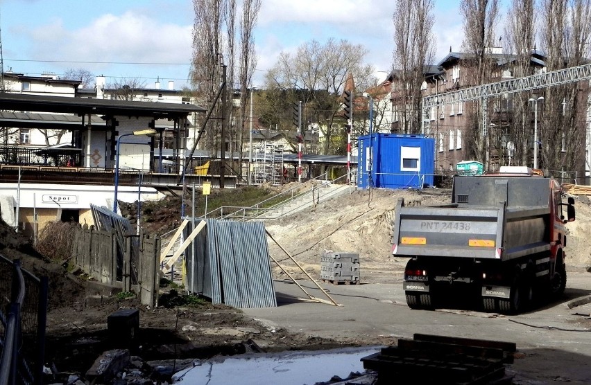 Ile wywrotek ziemi wywiozą. Fot. Darek Szczecina