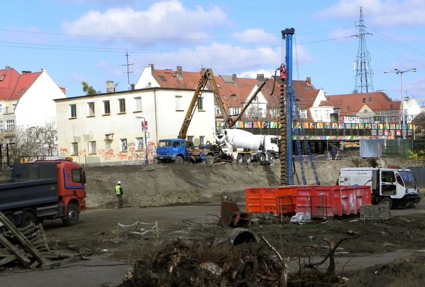Robotnicy spieszą się z budową. Fot. Darek Szczecina