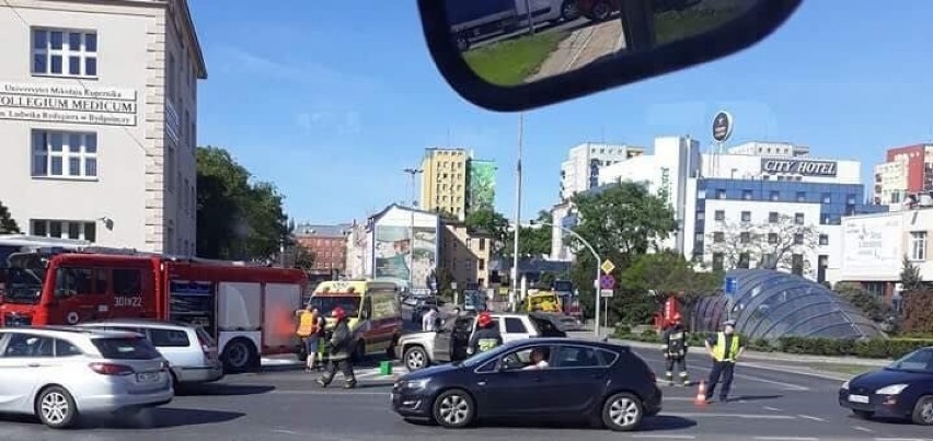 Wypadek na rondzie Jagiellonów w Bydgoszczy. Zderzyły się dwa samochody [zdjęcia]
