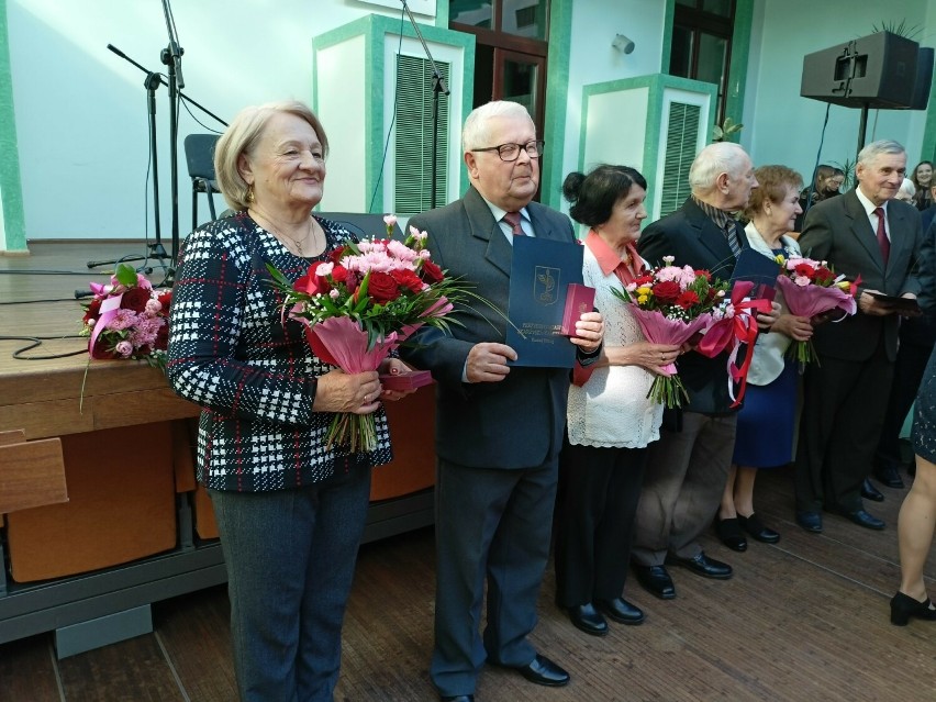 Złote gody w Skarżysku-Kamiennej. Medale dla 30 par małżeńskich i pięknie świętowanie  