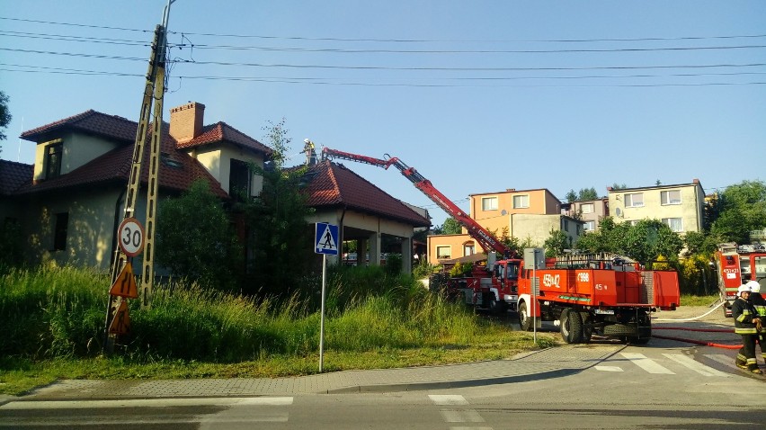 Pożar budynku przy ul. Skarszewskiej w Kościerzynie [ZDJĘCIA, WIDEO]