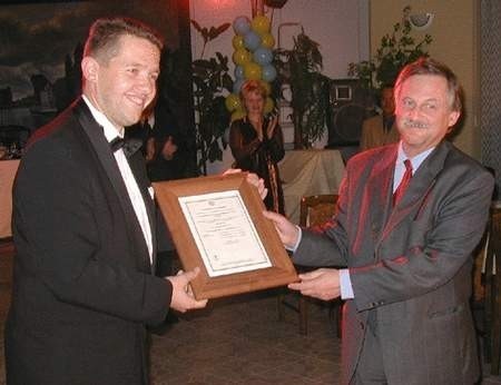 Robert Kusch przyjmuje certyfikat ISO z rąk Leszka Sitkowskiego. Fot. Janusz Nowicki