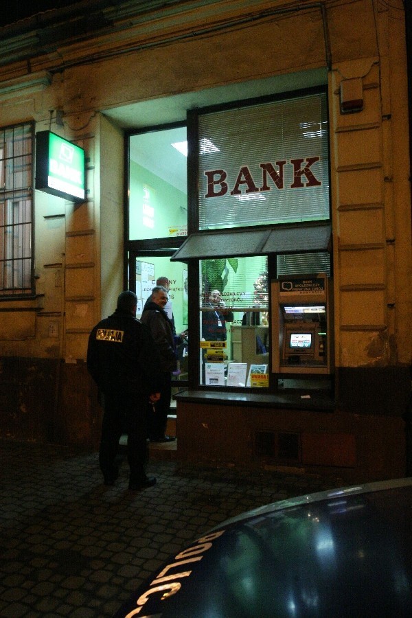 Napad na bank w Nowym Sączu: łupem padło ok. 10 tys. zł