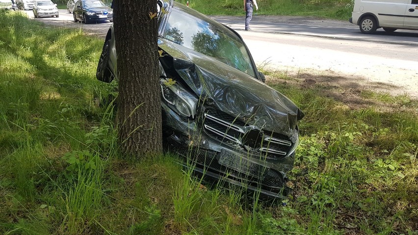 Między Polkowicami a Tarnówkiem BMW zderzyło się z mercedesem. ZDJĘCIA