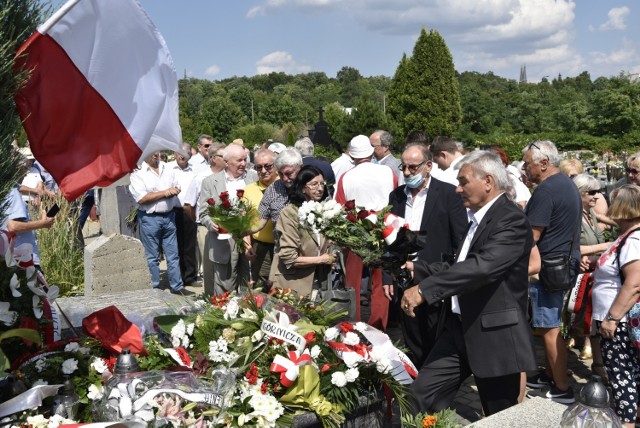 W czwartek 29 lipca uczestnicy spotkania w Sosnowcu upamiętnili 20/ rocznicę śmierci Edwarda Gierka

Zobacz kolejne zdjęcia/plansze. Przesuwaj zdjęcia w prawo - naciśnij strzałkę lub przycisk NASTĘPNE
