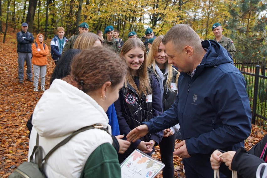 Kilkadziesiąt osób wzięło udział w edukacyjnej wędrówce „Zielonym szlakiem” po Lesie Wolickim [ZDJĘCIA]