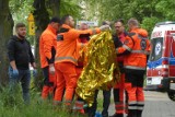 Dramatyczne chwile na osiedlu Sady w Kielcach. Przypadkowi przechodnie ratowali mężczyznę, który runął na chodnik i uderzył głową o beton