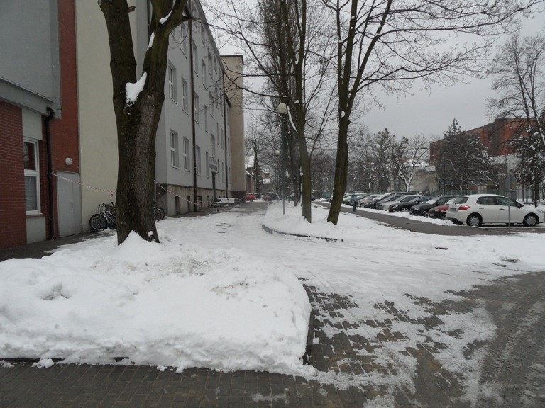 Lubliniec: Zima nie odpuszcza. Na kilka godzin opady ustały, ale znów pada śnieg