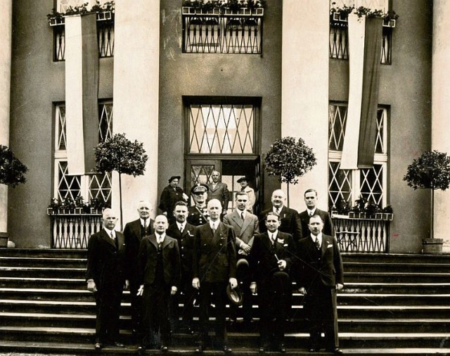 Zdjęcie (w Solankach) z wizyty w Inowrocławiu w sierpniu 1939 r. wojewody Raczkiewicza (stoi pośrodku). W pierwszym rzędzie widoczni też (od lewej): dyrektor uzdrowiska Kortus, starosta Wilczek, prezydent Jankowski i dr Sroczyński