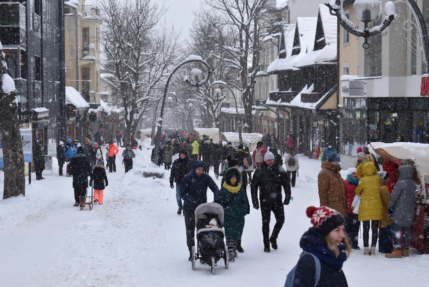 Ostatni feryjny weekend na Krupówkach. Ludzi widać całkiem...