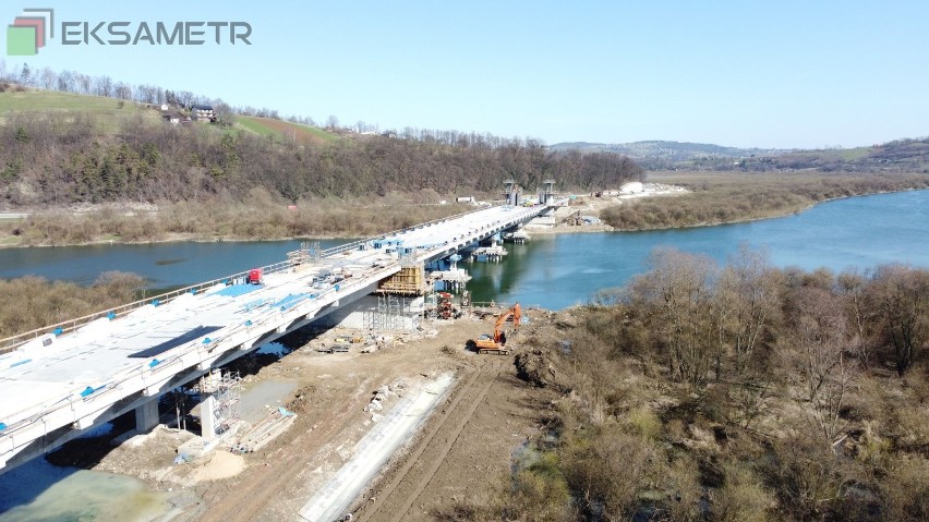 Prace przy budowie mostu w Kurowie na Dunajcu są bardzo...