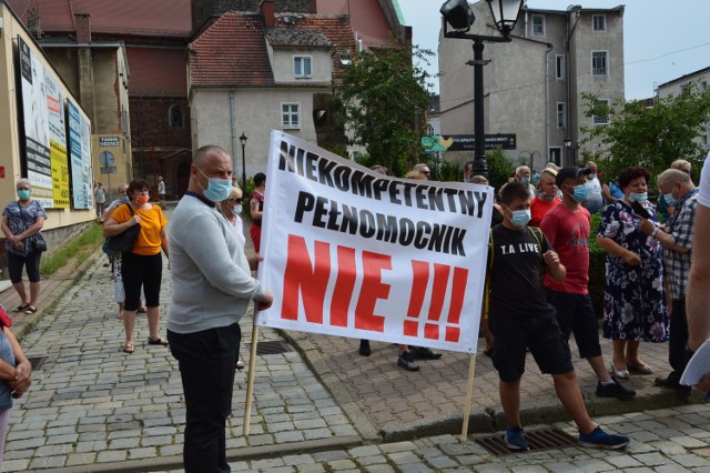 Ludzie manifestowali przed szprotawskim ratuszem przeciwko pełniącej obowiązki burmistrza Ewie Gancarz.