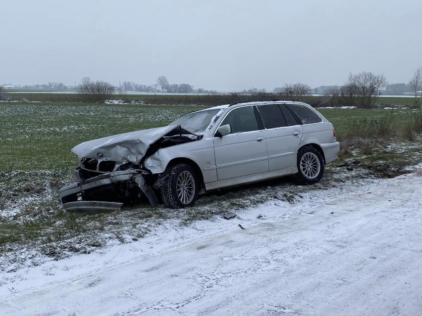 Wypadek w gminie Ryczywół. Jedna osoba poszkodowana [ZDJĘCIA]