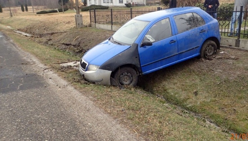 Odwoził kolegę z imprezy urodzinowej. Skończył jazdę w rowie...