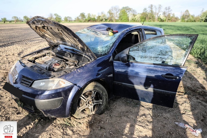 Samochód wypadł z drogi i zatrzymał się na dachu [ZDJĘCIA]                           