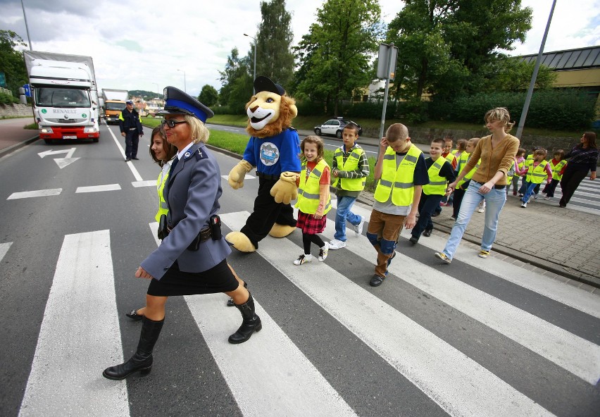 Jelenia Góra: Dzieci przechodzą pod okiem policji przez ulice w ramach akcji &quot;Bezpieczna droga do szkoły&quot; (ZDJĘCIA)